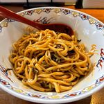 らーめん 六弦 - 太麺をよく混ぜてから