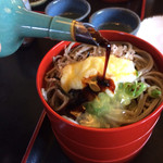 手打 神代そば - 甘辛い濃い目のつけ汁をかけて、とろろは自然薯は濃厚な粘りが。