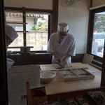 手打 神代そば - そばを打つ姿が見えます。