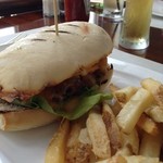 The Boathouse   - ステーキサンド　ミディアムに焼いたステーキは柔らかく美味しい