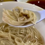 らあめん サンド - 麺をレンゲに乗せて柚子胡椒をトッピング