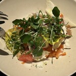 レッチェ - スモークサーモンとアンディーブとグレープフルーツのサラダ