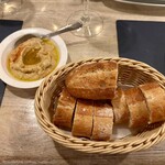 フレンチバル サン・ピエール - バゲットとフムス