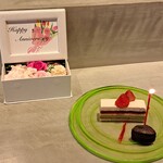 Global French Kitchen 雫 - 苺とピスタチオのムースケーキ