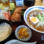 くつろぎ亭ひこべえ  - 牛骨ラーメンセット