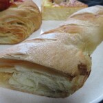 壱弐参 CAFE - クロワッサン生地を塩パンの生地で包んだパン