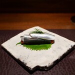 アカ - スペシャリテ　コハダのボカディージョ