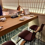 京出汁おでんと旬菜天ぷら 鳥居くぐり - カウンター席の様子