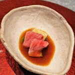 銀座 鉄板焼き ステーキ K-sio - 逸品：黒毛和牛の薄造りコンソメ仕立てのお椀