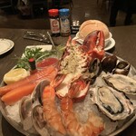 ロウリーズ・ザ・プライムリブ - シーフードプラッター　ロブスター生牡蠣サーモン海老他