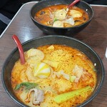 串串香 麻辣湯 - 手前が3番(中辛)、奥が4番(大辛)