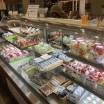 相模原菓子工房 ら・ふらんす - 店内のケーキ
