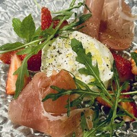 季節のフルーツとブッラータチーズのカプレーゼ