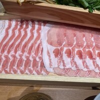 出汁しゃぶおばんざい おかか 東京 - しゃぶしゃぶのお肉、鹿児島県の黒豚、写真は2人前