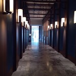 JOLIE BRASSERIE - 外観遠景（右手が当店）