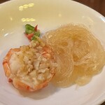 西安刀削麺酒楼 - 大海老と春雨のガーリック蒸し　取り分け