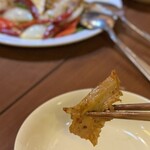 西安刀削麺酒楼 - 牛ハチノスの激辛炒め　取り分け