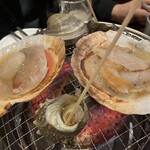 浜焼酒場 トロハチ - ホタテにサザエに…
