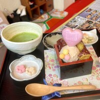 冨士屋本店 - 【大学芋枡ぱふぇセット】
                ・大学芋桝ぱふぇ(名古屋お芋嬢)
                ・のりようかん(玉屋本店)
                ・星あられ(あられの匠 白木)
                ・和三盆(川口屋)
                ・おまっ茶(茶香・丸源 西尾抹茶)