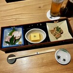 樞 名駅店 - ・冷鉢 純系名古屋コーチン豆冨
                                ・先付 純系名古屋コーチン燻製ロール
                                ・小鉢 純系名古屋コーチン南蛮漬け