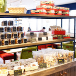 maroon cafe - 焼き菓子やパン、器、雑貨などの販売コーナーもあり