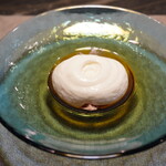 Renge Equriosity Shinbashi - The almond tofu has a mousse-like texture, which feels unusual...