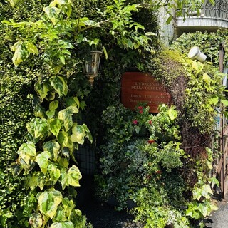 【dellacollina】緑のエントランス