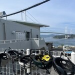 海の見えるカフェ - レンタル用のヘルメット、ひなたぼっこ中