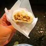 長崎ぶたまん 桃太呂 - 「ぶたまん」を食べる