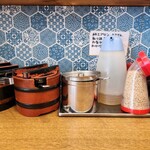 ラーメン猪太 - いつもニンニクや辛味噌で味変します