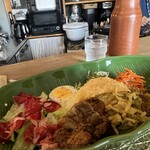 マルピニ - 辛いけど、美味しい。サラダも混ぜて食べるのがスリランカ流