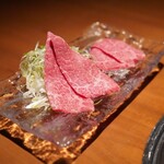 299591855 - 牛刺し　トモサンカク
