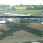 The Lounge Leipzig/Halle - 古い飛行機が屋外に展示されています