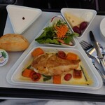 Austrian Airlines Business Lounge Non-Schengen - 1食目　鶏胸肉のグリルにしました