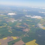 Austrian Airlines Business Lounge Non-Schengen - ライプツィヒ・ハレからウイーンに向かう飛行機から　黄色いのは菜の花畑です