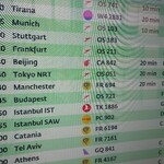 Austrian Airlines Business Lounge Non-Schengen - 次は13：30発の成田行き