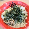 油そば専門店 みや寺 - 油そば《半熟玉子載せ》(税込1,010円)の
トッピングは叉焼2枚&半熟玉子&麻筍&刻み海苔&白胡麻
タレは特製香味タレ、酢&辣油を掛けます
麺は正方形の断面の緩い縮れ太麺、軟らかめでハリやコシは弱め