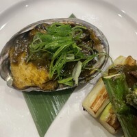 蒸し鮑と南魚沼黒舞茸の肝バター焼き