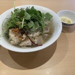 カフェドベトナム 澤上商店 - レモンそえられ、卓上にはチリソースと黒胡椒ありまきた