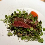 マンサルヴァ - 以前もいただいて大満足だった、馬のハラミ。
      大好物のイベリコのプルマを思い出させる、美しい赤身に宿る旨味と絶妙な弾力♪これ絶品！
      多層な前菜から、最後のメインはシンプルに味わせるのが、心憎い(^^)