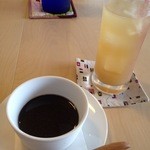 直食 - 手前の器は飲み物ではなく、黒ゴマプリンです。