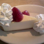 The Cheesecake Factory - ストロベリーチーズケーキ（けっこうデカい）