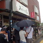 みずさわ屋 - お店の正面☆雨の日の開店前なのにこの行列！後ろにもず～っと続いています^^;