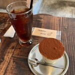 TWENTY NINE - コールドブリュー 650円、ティラミス 550円（いずれも税込）

