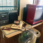 燻製とスパイスカレー けむり - ブラウン管TVとファミコン