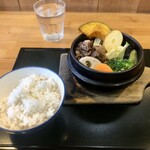 燻製とスパイスカレー けむり - 牛すじ玉ねぎと7品目野菜のスープカレー　¥980-