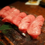 焼肉うしごろ - 究極の黒タン 厚切り 3,000円(写真は6枚＝枚数でオーダー可)