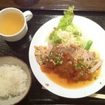 Kafe Ando Kicchin Komekome Shokudou - ポークソテー700。
      食堂のランチ。まあ、クオリティはいつも通りです。ある意味安定感あるか…
      
      肉はもう少しレア気味に焼かないと固いッス。食中毒あると困るから、仕方ないのかな？ソースの水分では柔らかくなりませんよー
      
      昨日から本格的にダイエットしようと思い、米は半分です！
      
      盆休み不摂生の体重は今月中に戻す！と、強い決心は持ってますが果たして…