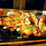 旨唐揚げと居酒メシ ミライザカ - 清流若どり 骨付モモ一本グローブ焼き ガーリック