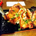 旨唐揚げと居酒メシ ミライザカ 広島駅南口店 - 清流若どり 骨付モモ一本グローブ焼き ガーリック